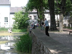 Fischer an der Rechenleine auf der Promenade